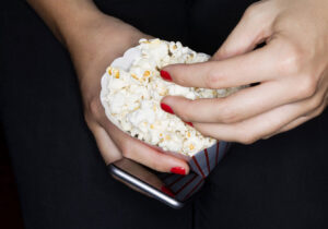 Eating popcorn in the cinema makes people immune to advertising