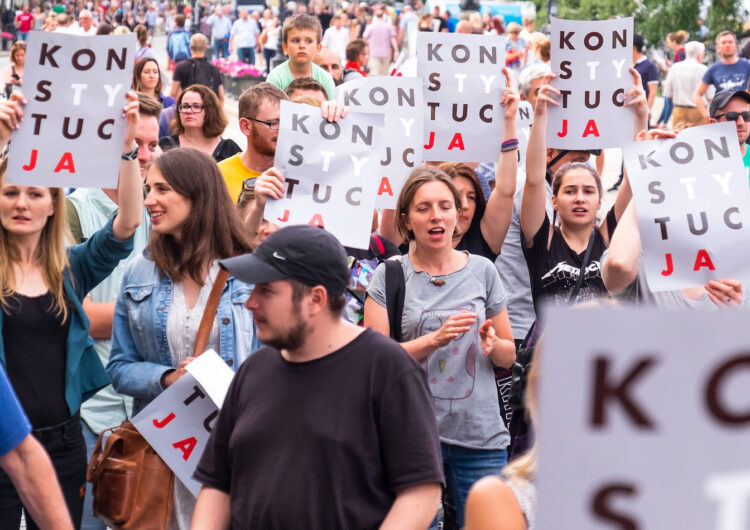 London anti-racism march draws tens of thousands of protesters